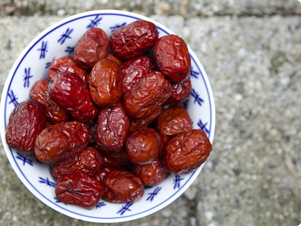 千年莫高窟、美麗月牙泉。在神圣的敦煌，亞盛好食邦兩萬畝優(yōu)質堿性沙化土壤紅棗產(chǎn)區(qū)，每天經(jīng)15小時光照如紅寶石般的敦煌駿棗，富集多種營養(yǎng)物質，個大核小、色鮮肉甜，堪稱天然滋補圣品。好食邦各級優(yōu)質敦煌駿棗系列產(chǎn)品，從選種到種植，從生長到生產(chǎn)加工，嚴格苛求于每一處細節(jié)。